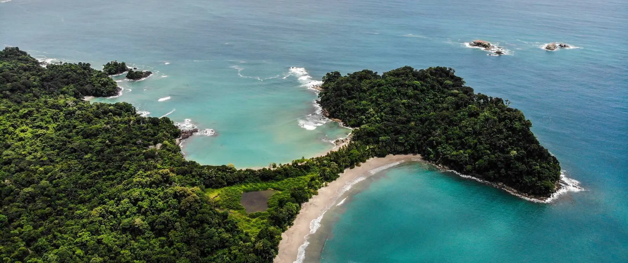 Aerial view ng turquoise na tubig sa baybayin ng Manuel Antonio, Costa Rica