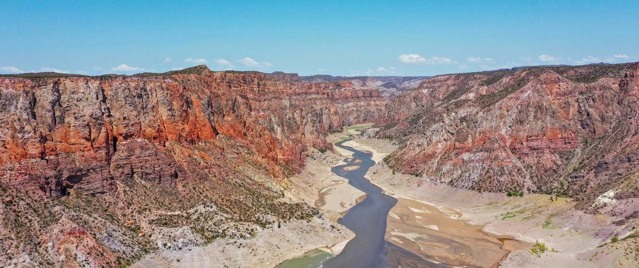 Pegunungan bergaris berwarna dekat Mendoza, Argentina