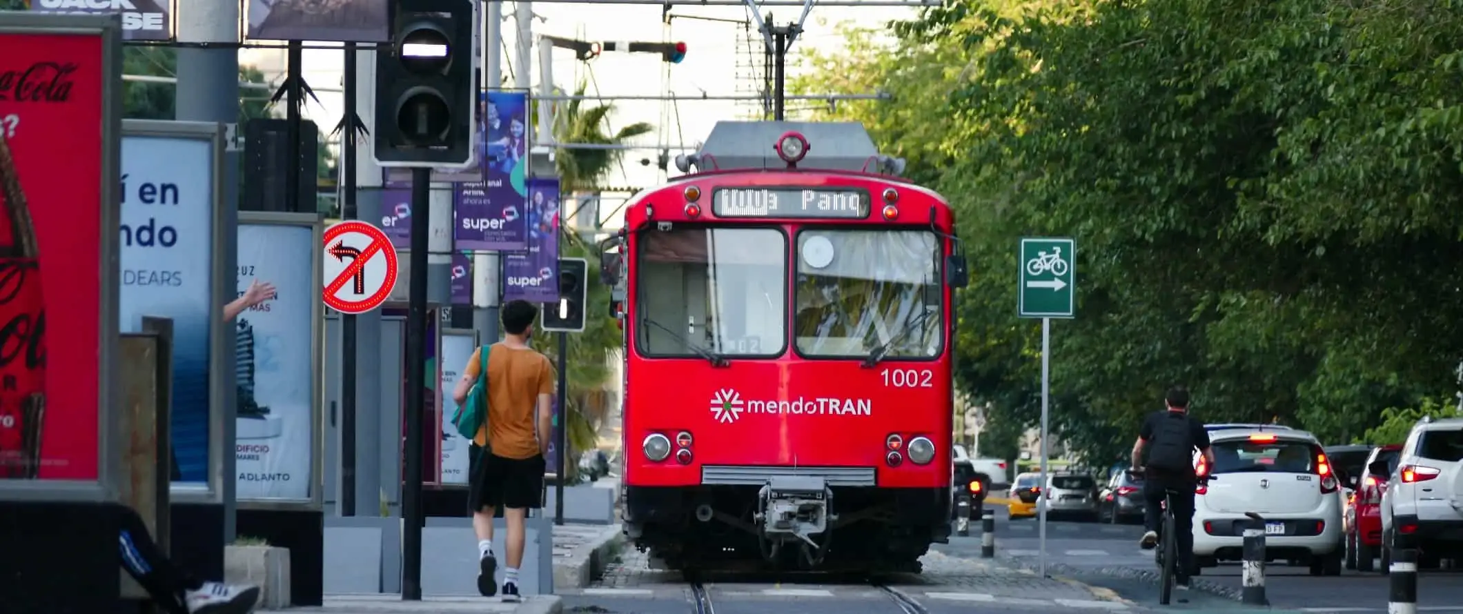 Trem merah berjalan di sepanjang jalan di Mendoza, Argentina