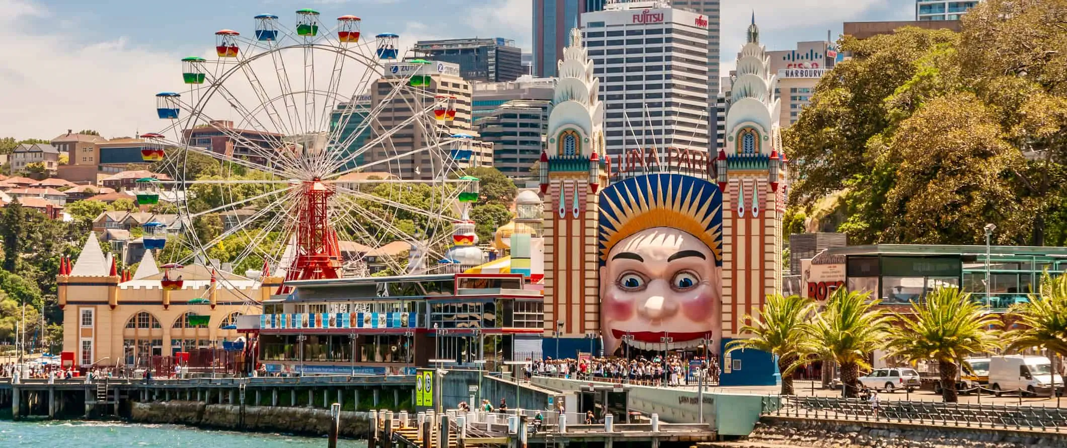 Carnival rides sa kahabaan ng baybayin ng maaraw na Sydney, Australia