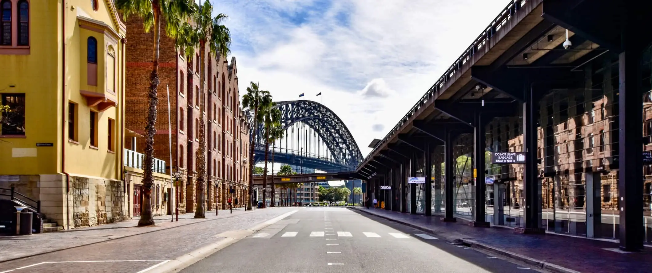 Isang walang laman na kalye sa isang tahimik na araw sa maaraw na Sydney, Australia