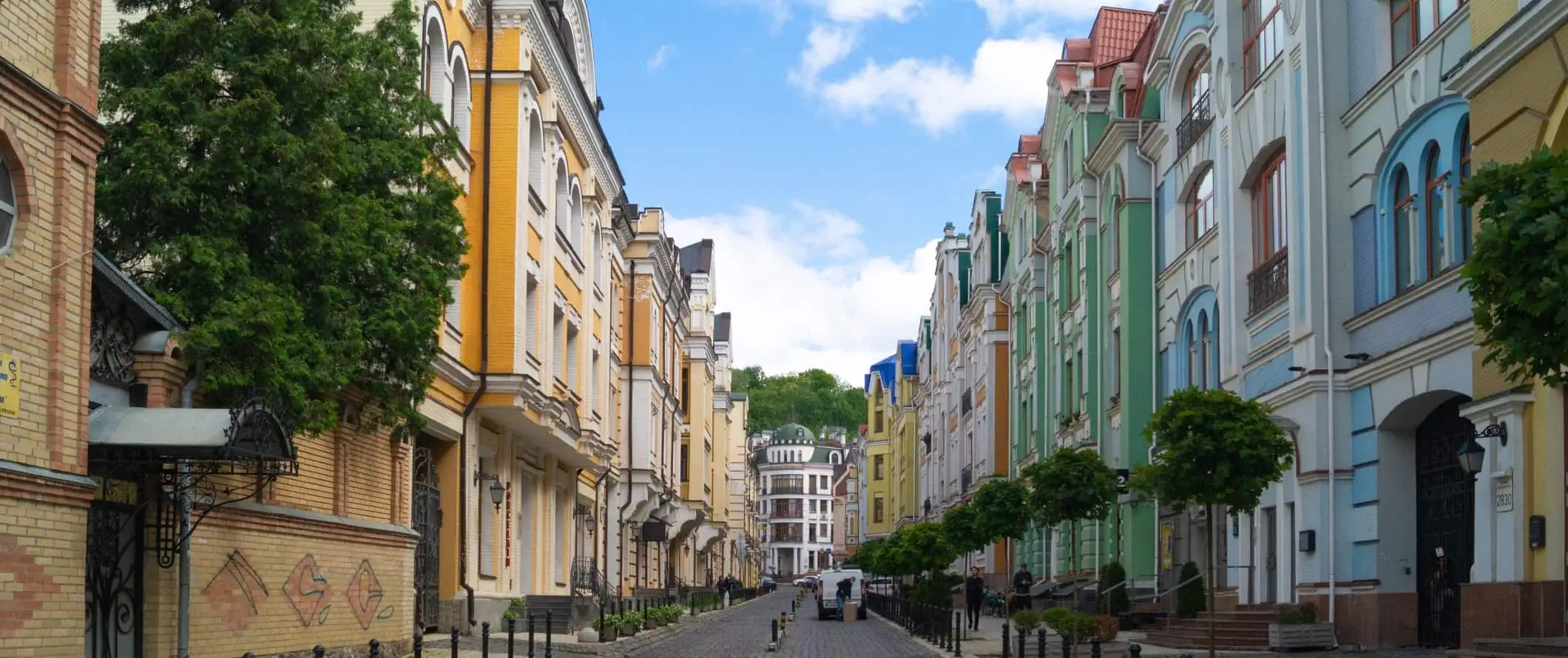 Straße gesäumt von bunten Gebäuden in Kiew, Ukraine