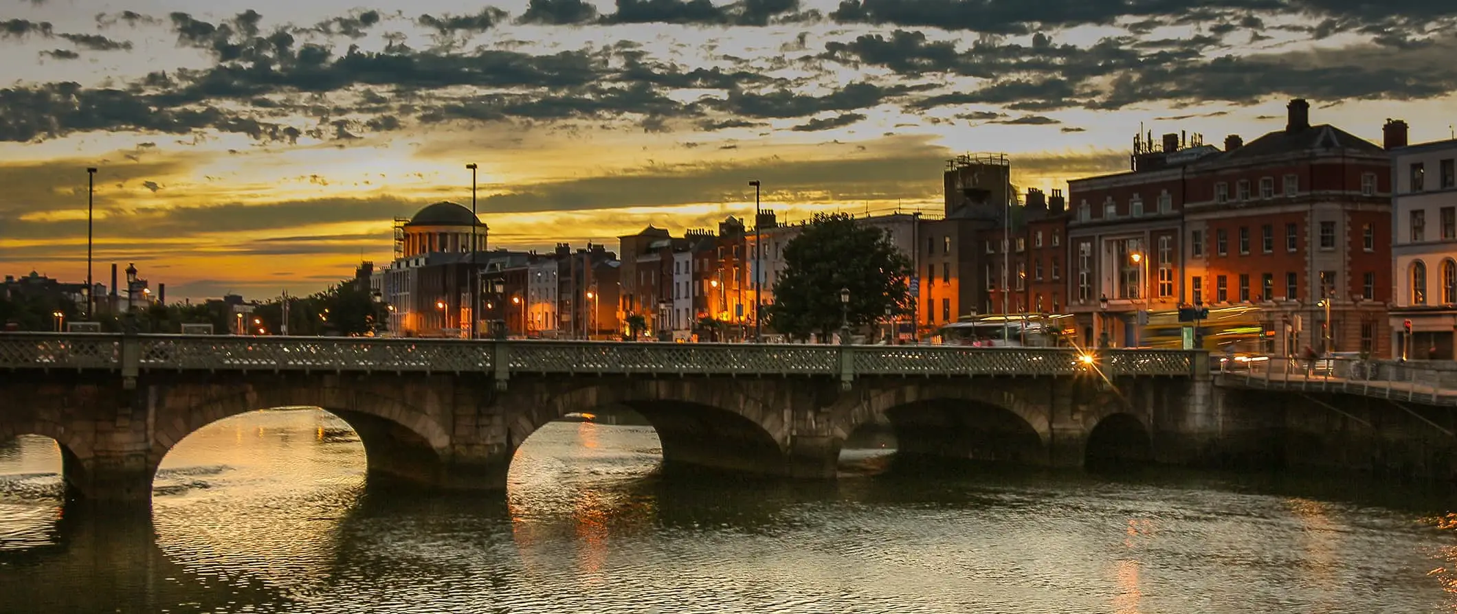 pemandangan Sungai Liffey di Dublin pada waktu matahari terbenam