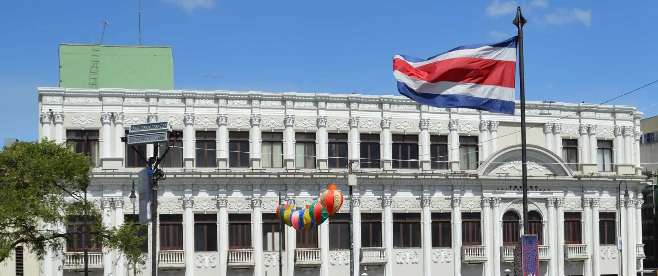 Un bâtiment historique avec le drapeau du Costa Rica flottant devant à San José, la capitale du Costa Rica