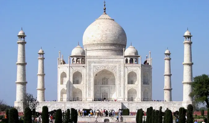 Den verdensberømte Taj Mahal i Indien sprængfyldt med besøgende