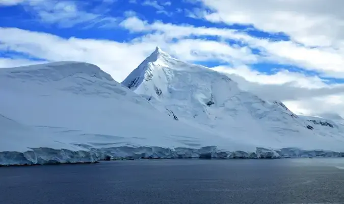 Zăpada și ghețarii din Antartica într-o zi însorită