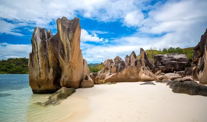 ชายหาดที่สวยงามบนสวรรค์ของเซเชลส์ในวันที่สดใสและมีแดด