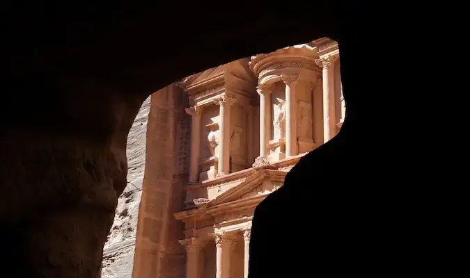 Το ιστορικό θησαυροφυλάκιο στο Wonder of the World Petra στην Ιορδανία