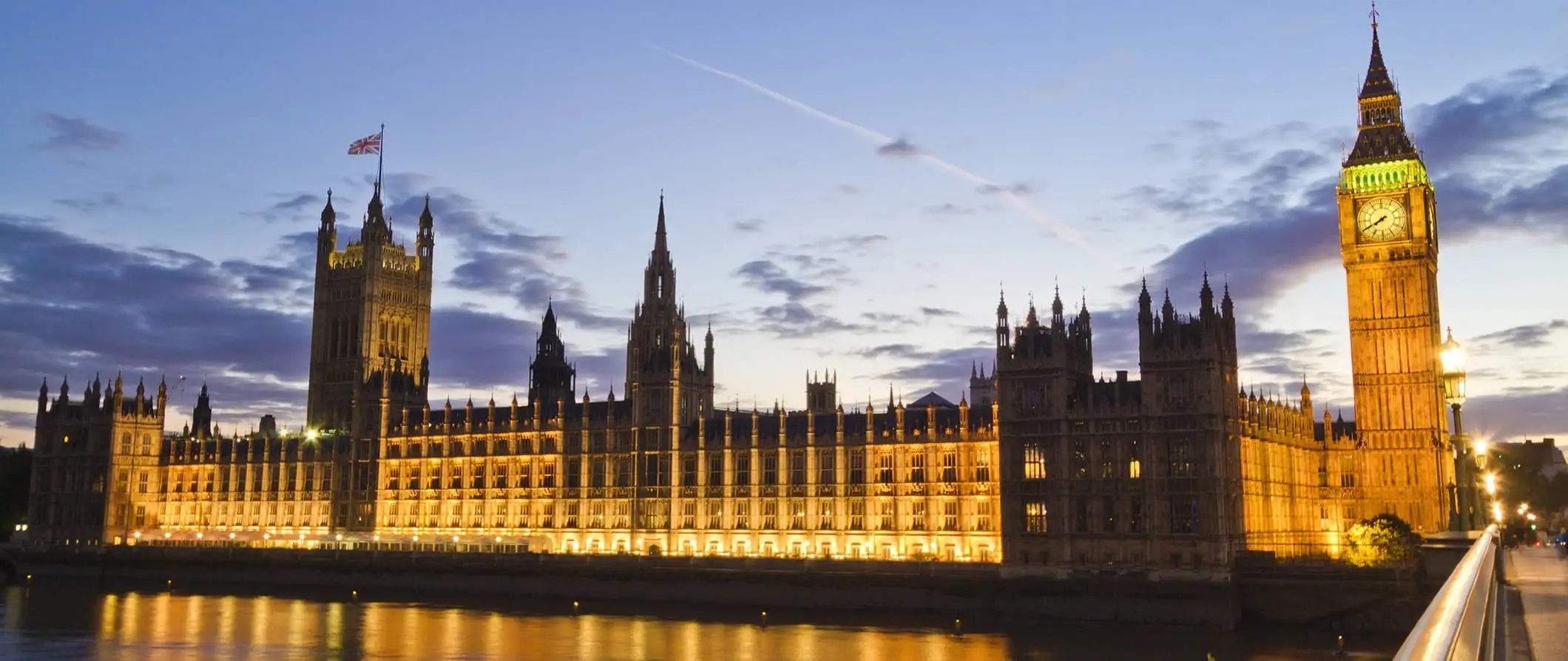 Das ikonische Londoner Parlamentsgebäude erleuchtet nachts im geschäftigen London, England