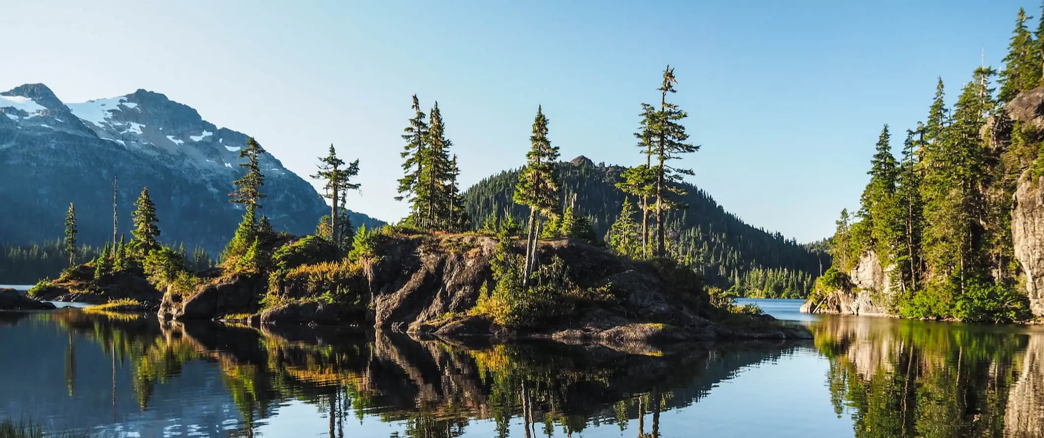 Uma deslumbrante paisagem florestal perto de um lago na bela ilha de Vancouver, Canadá