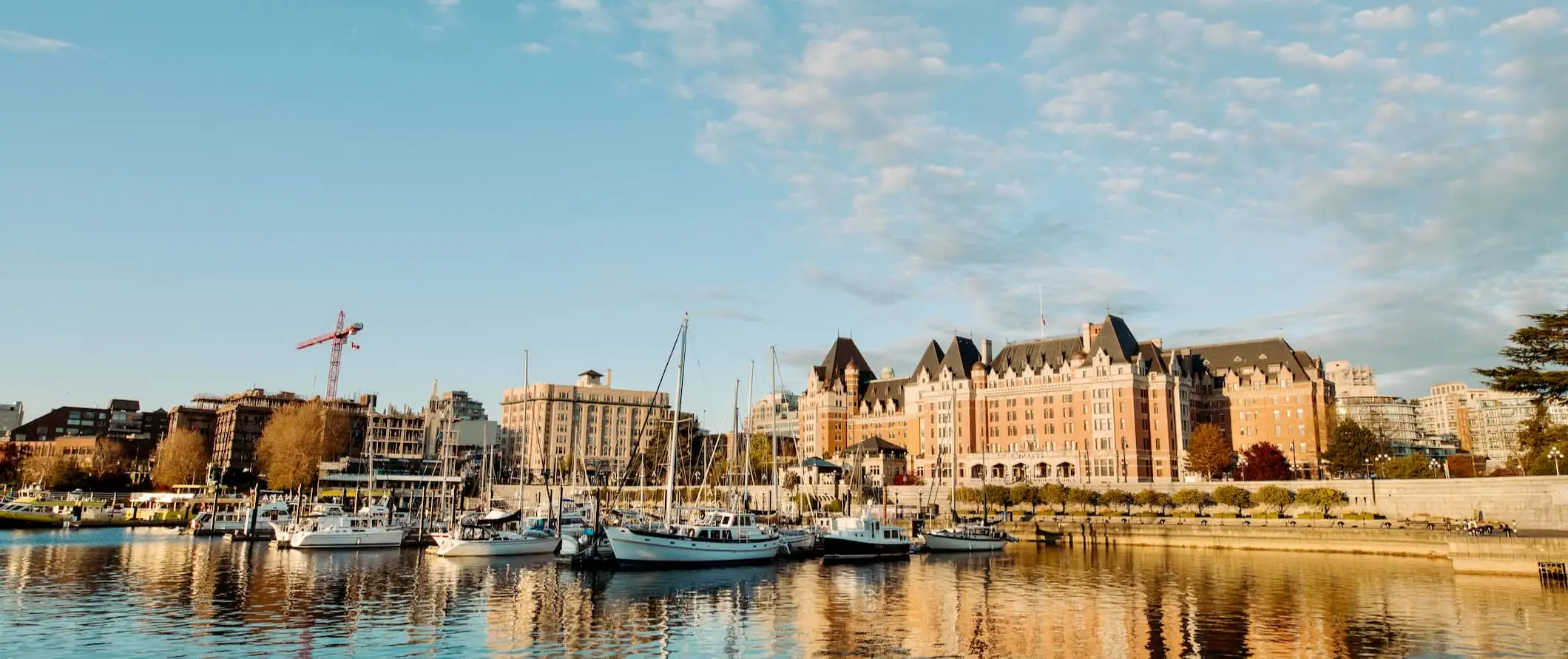 Um edifício histórico ao longo da costa de Victoria, na Ilha de Vancouver, Canadá