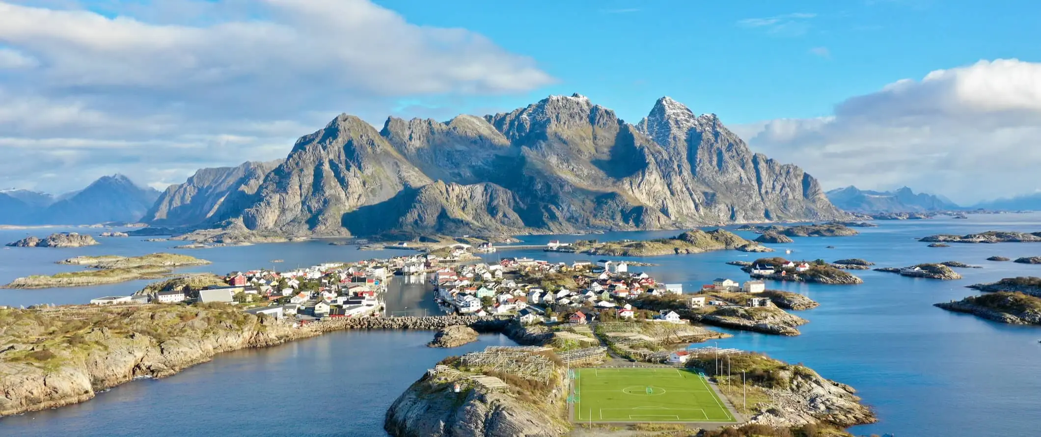 Kuzey Norveç'teki Lofoten'e bakan güzel, engebeli dağlar