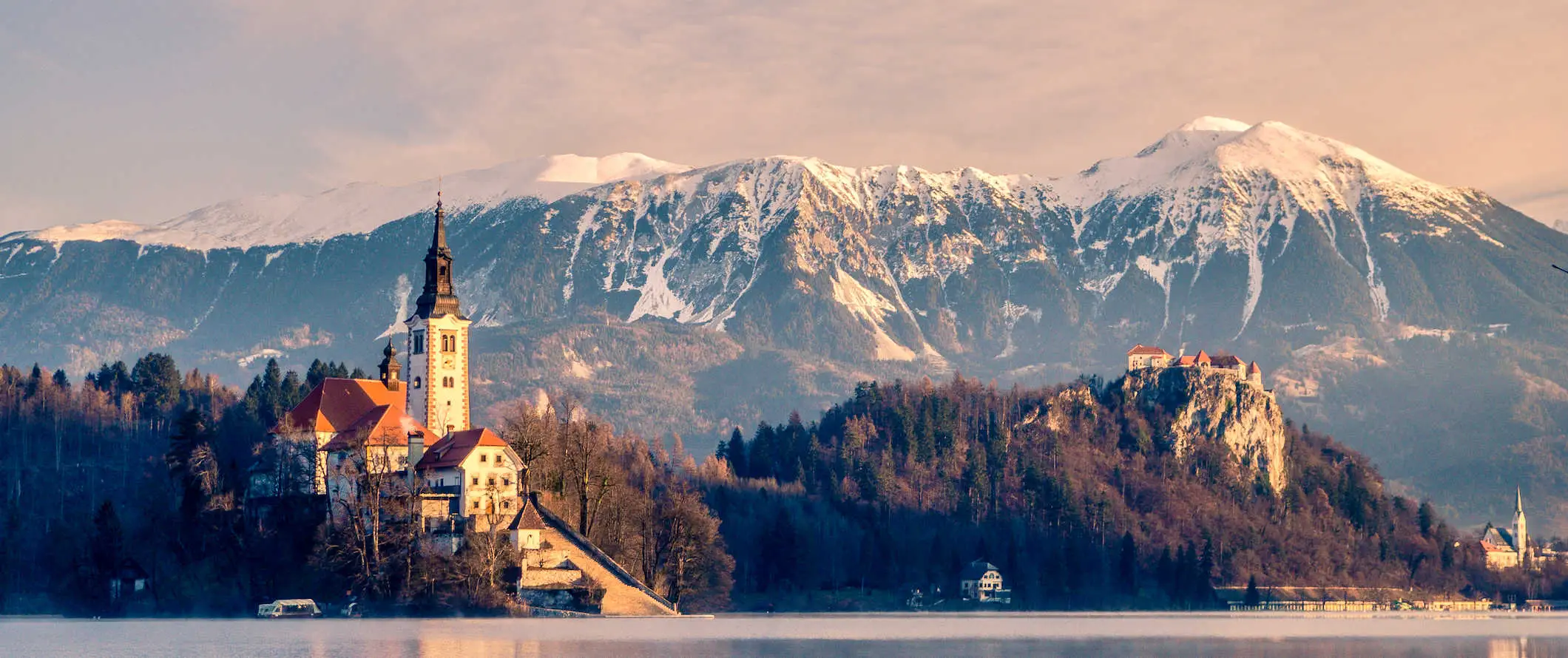 Fjellene og innsjøen som omgir den ikoniske og berømte øya Bled i Slovenia