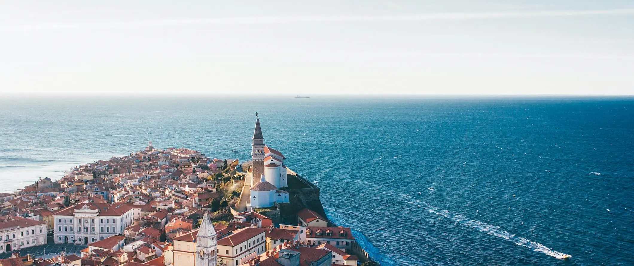 A bela cidade costeira de Piran, ao longo da costa da Eslovénia, num dia brilhante de verão