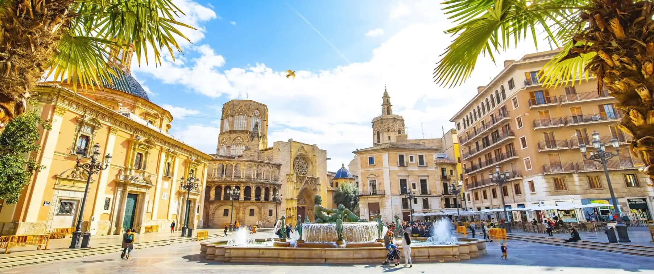 La impressionant arquitectura històrica de València, Espanya, amb edificis antics i una font envoltada de gent