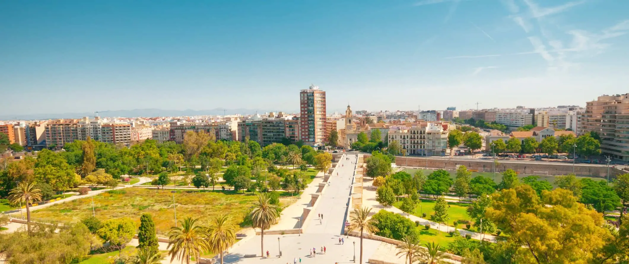 Eine Luftaufnahme mit Blick auf die wunderschöne Stadt Valencia, Spanien, an einem hellen Sommertag