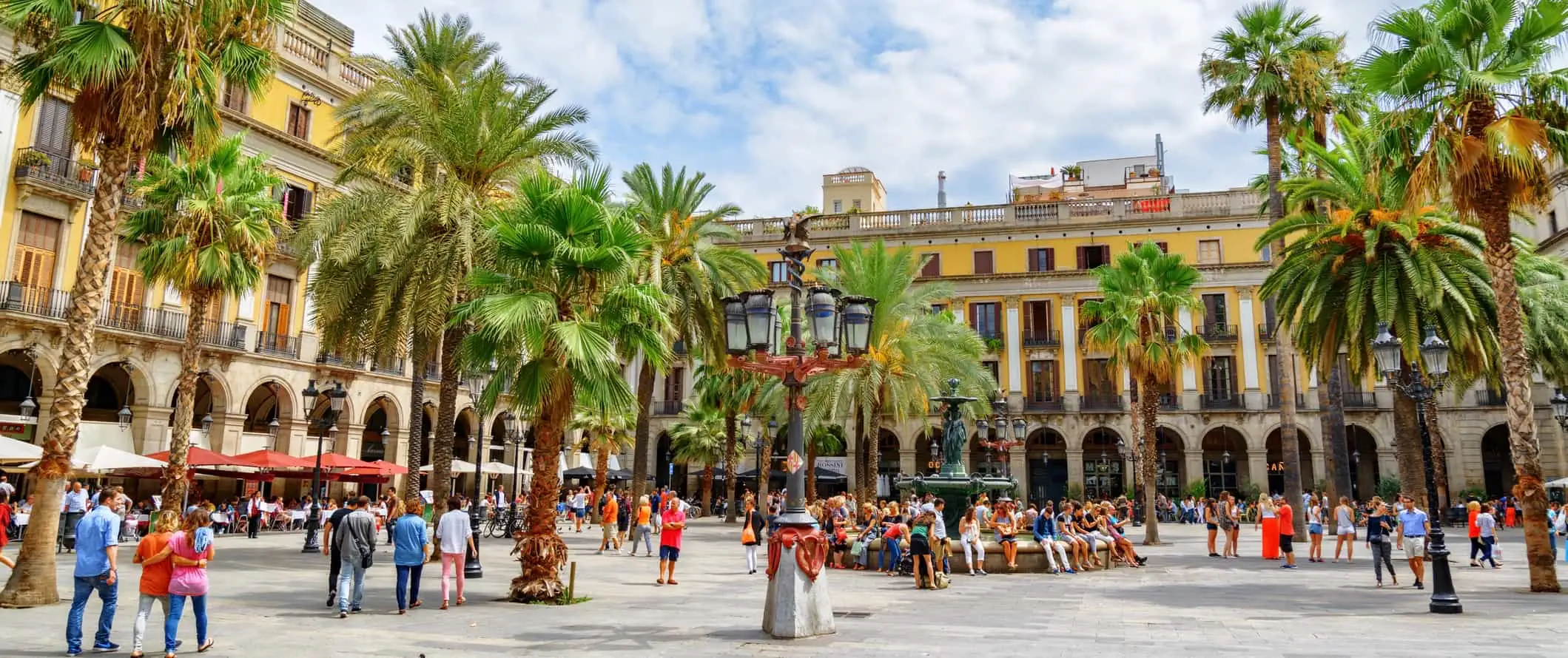 Et stort torg i det gotiske kvarteret i Barcelona, ​​Spania om sommeren