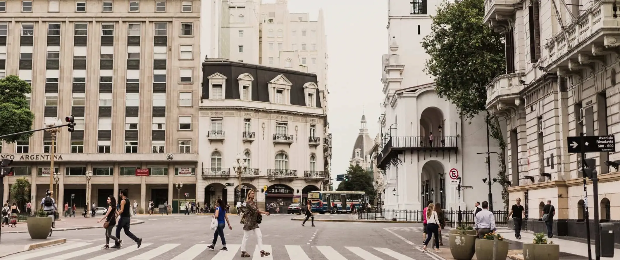 Gente caminando por calles bordeadas de edificios históricos en Buenos Aires, Argentina