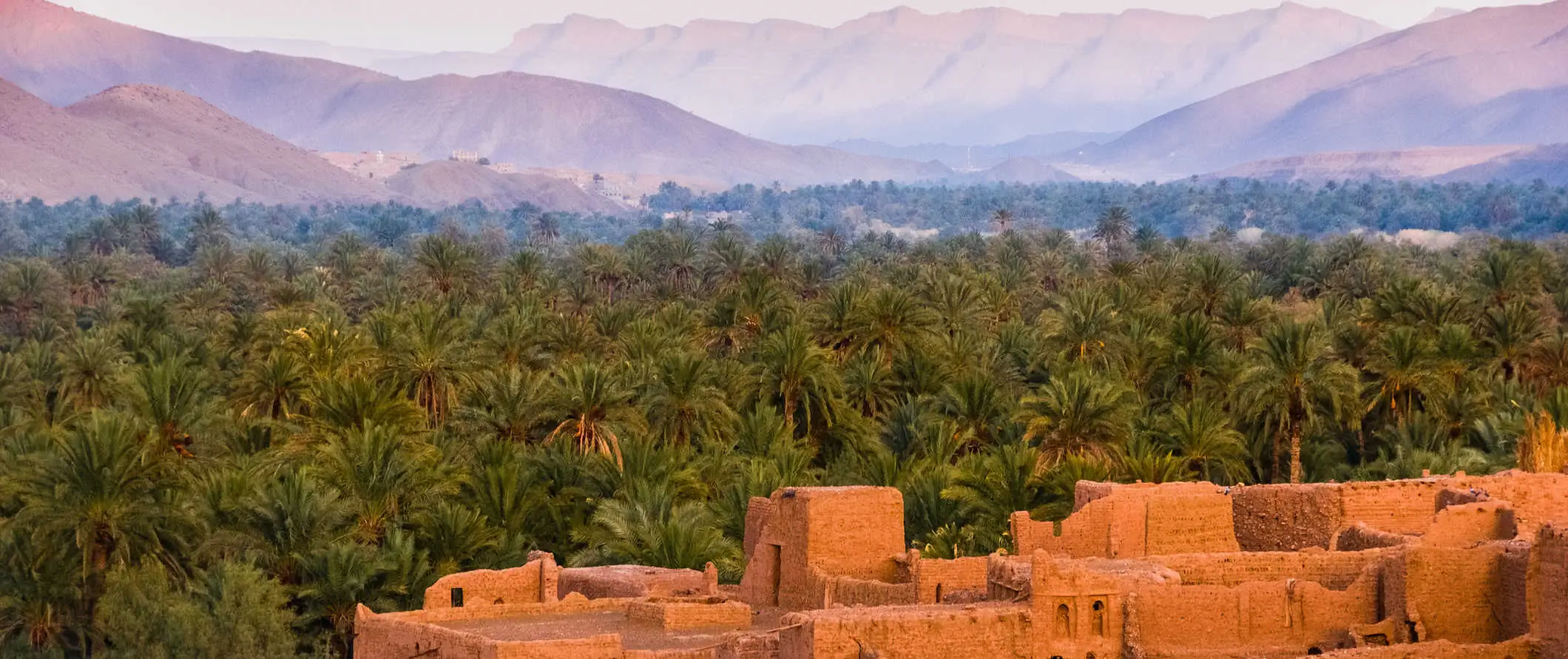 Edificios tradicionales de piedra arenisca a lo largo de la cresta de una pendiente en el hermoso Marruecos