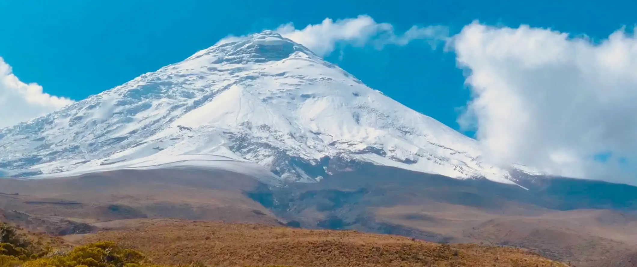 Cotopaxi, güzel Ekvador'da karla kaplı yüksek bir dağ