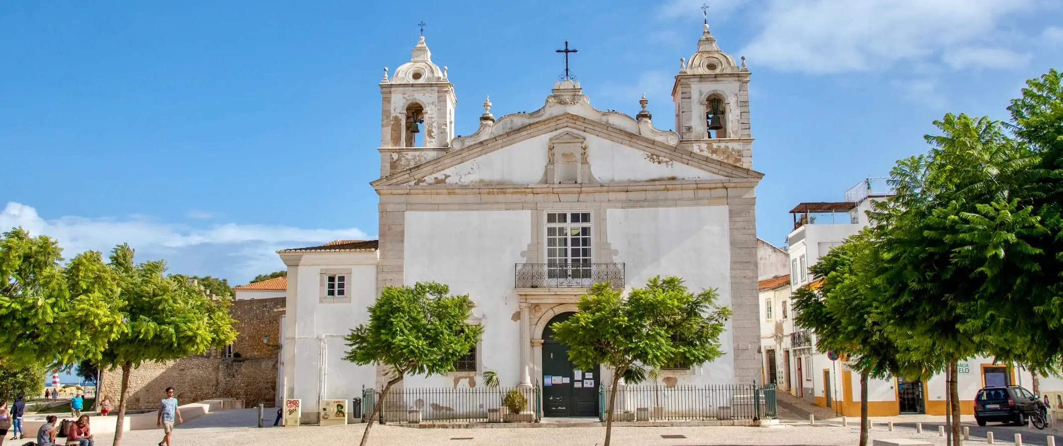 Gereja Santa Maria yang bersejarah di Lagos, Portugal pada hari yang cerah