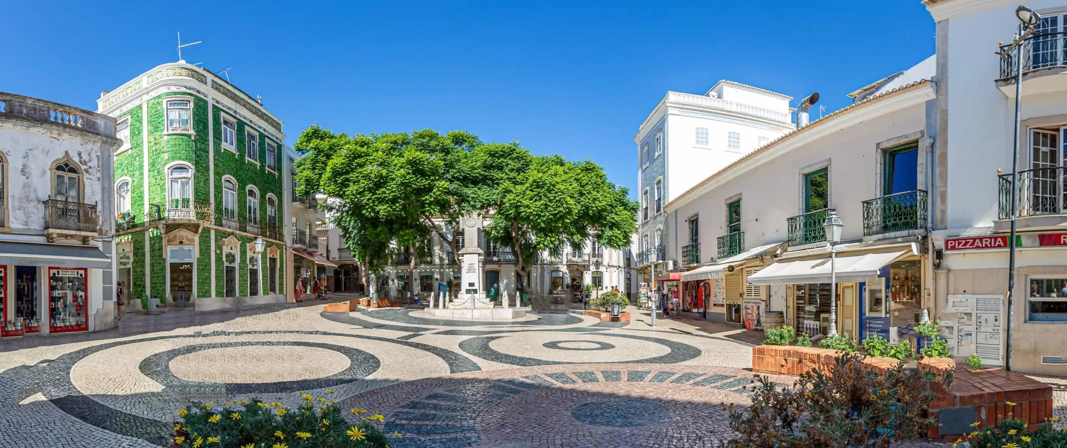 Den charmerende by Lagos, Portugal med en åben plads og farverige bygninger