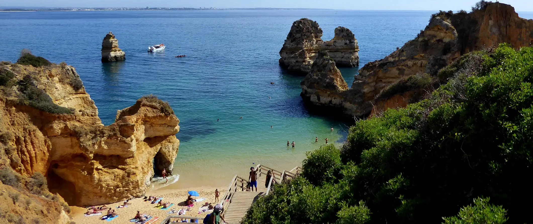 ludzie wylegujący się na plaży w Lagos