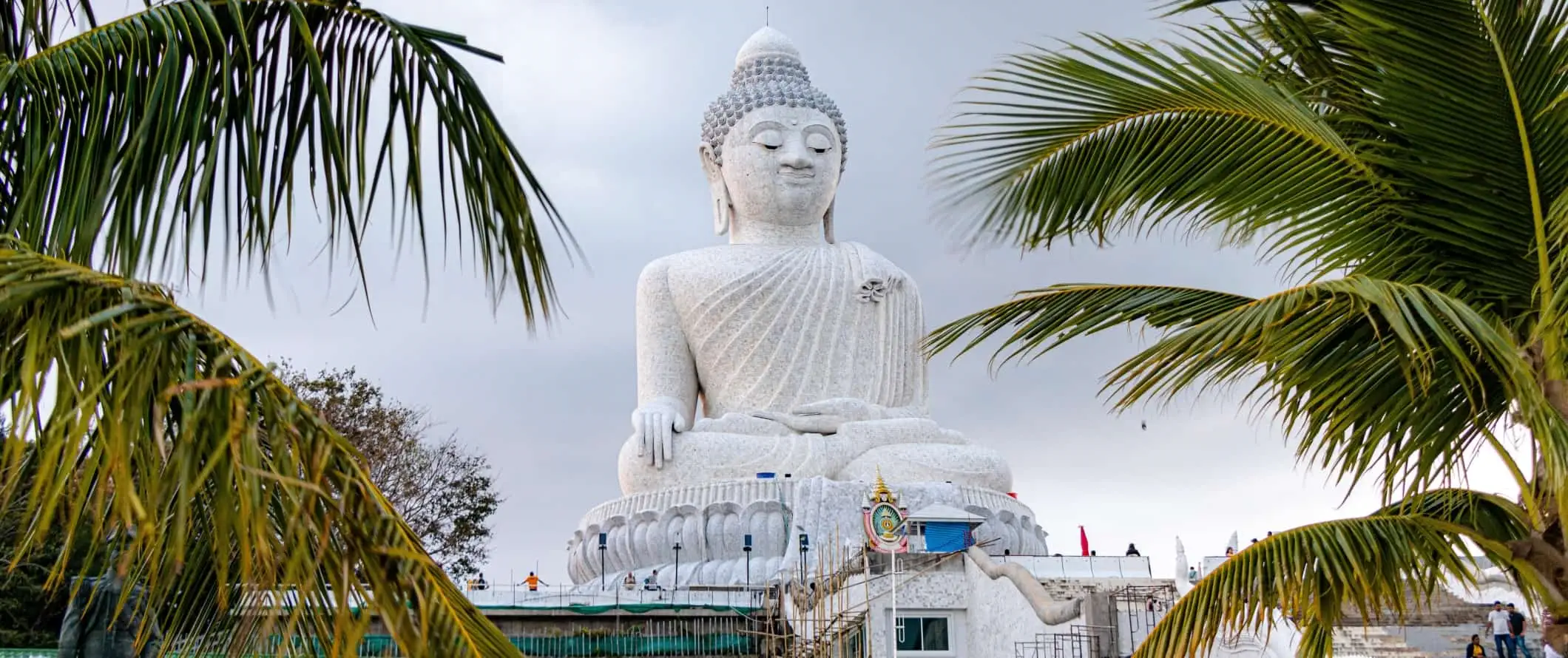 Patung Buddha putih gergasi di Phuket, Thailand