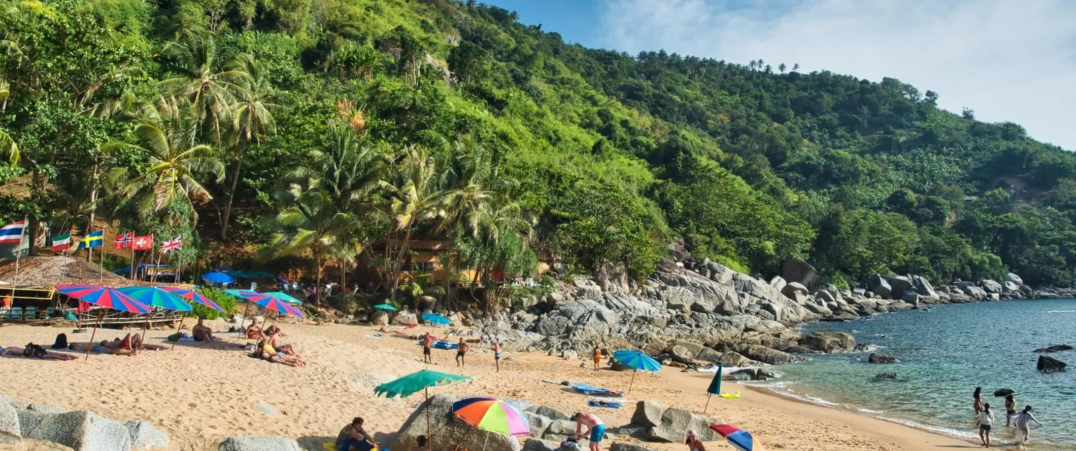 Lidé lenošení na písečné pláži v Phuketu, Thajsko