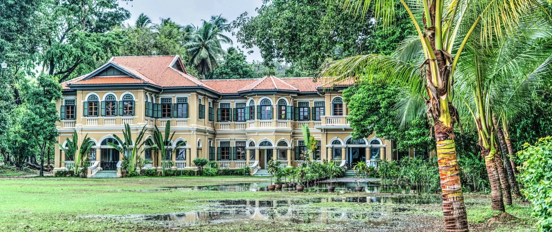 Bâtiment jaune majestueux avec un toit en terre cuite dans la jungle de Phuket, Thaïlande