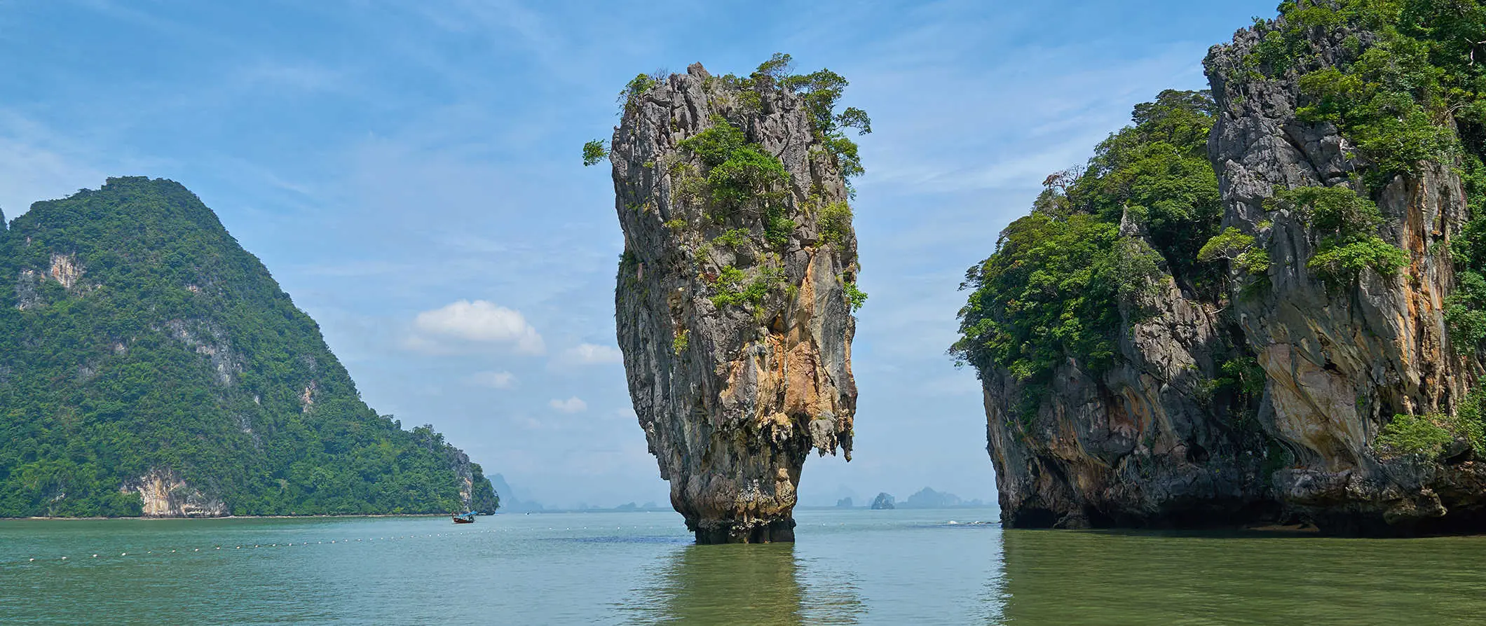 Iconiche formazioni calcaree imponenti sull'acqua a Phuket, Tailandia