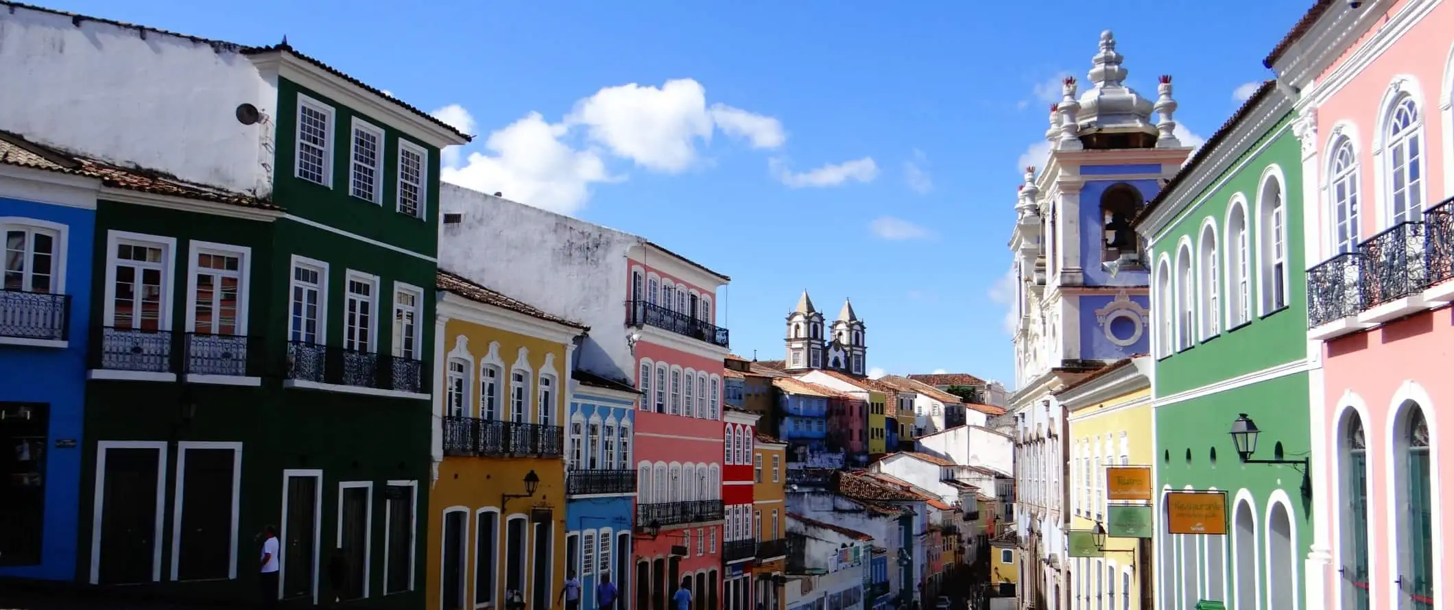 Jalan yang dipenuhi dengan bangunan bersejarah berwarna terang di bandar Salvador, Brazil