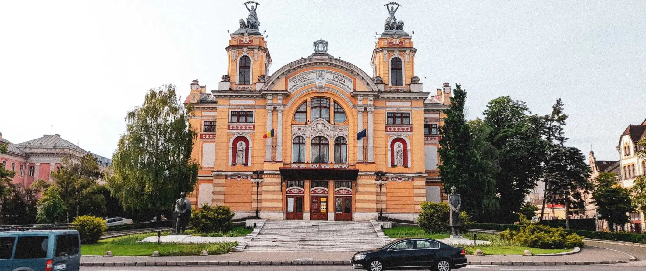 Vaizdas iš oro į panoramą ir stogus su upe tekančiu Cluj-Napoca mieste, Rumunijoje