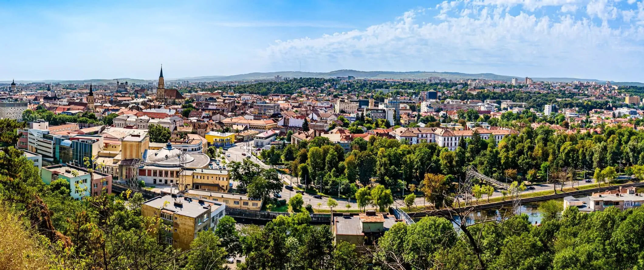 Rumeenia Cluj-Napoca linna õhuvaade siluetile ja katustele koos jõega