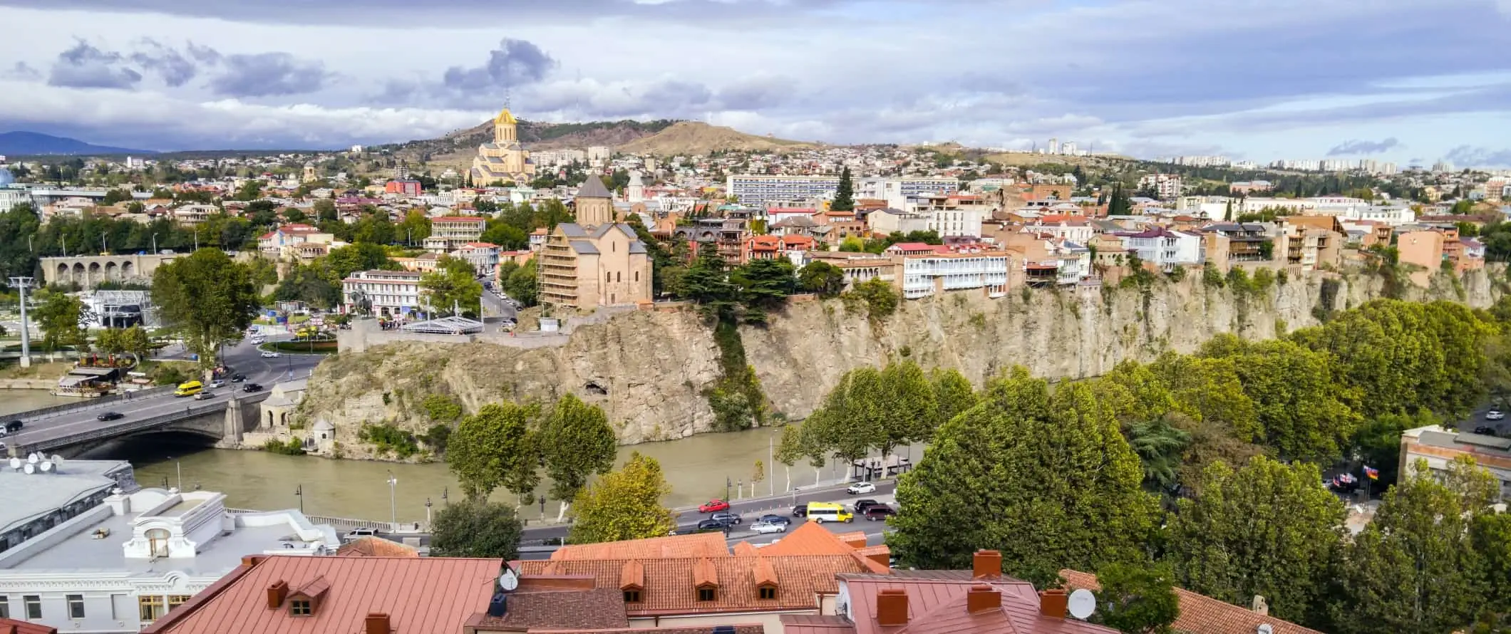 Panorámás kilátás nyílik a város Tbiliszi, Grúzia