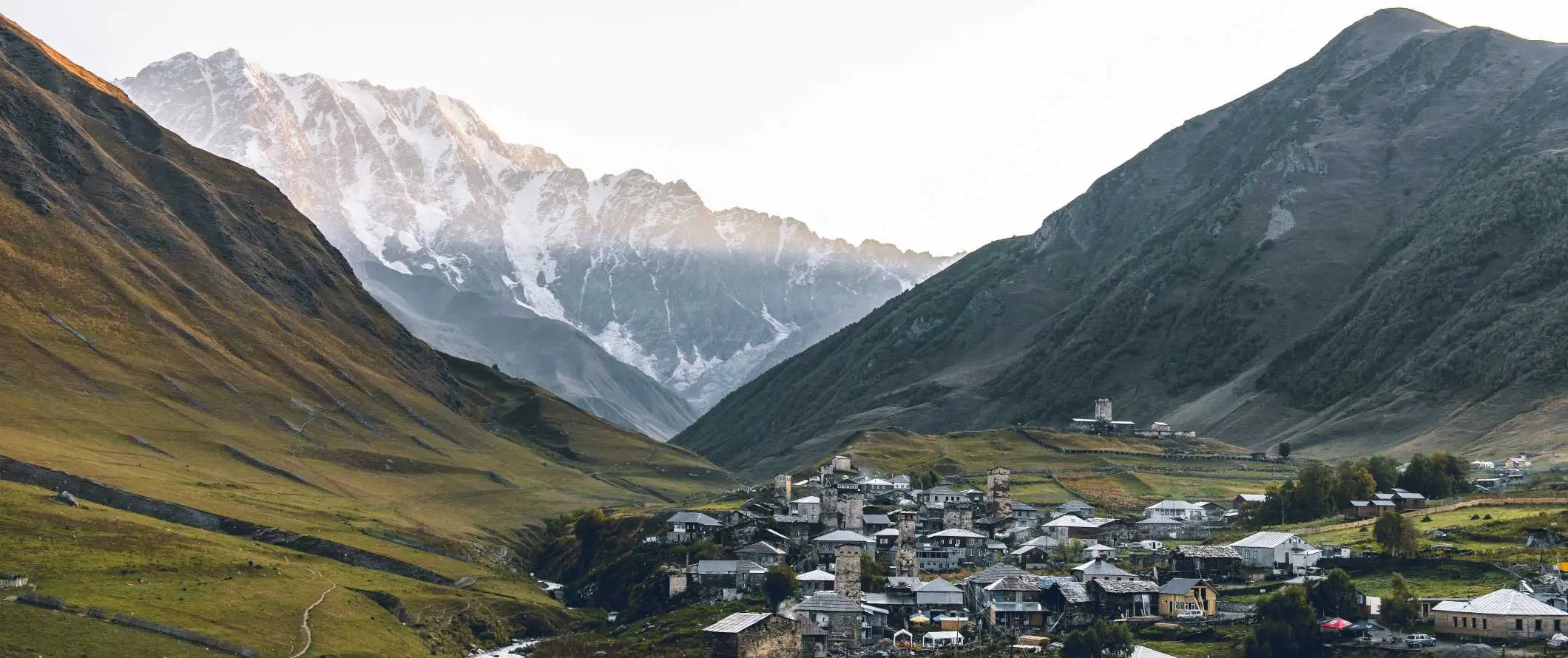 Mensen lopen over een pad voor de kathedraal van de Heilige Drie-eenheid van Tbilisi, Georgië