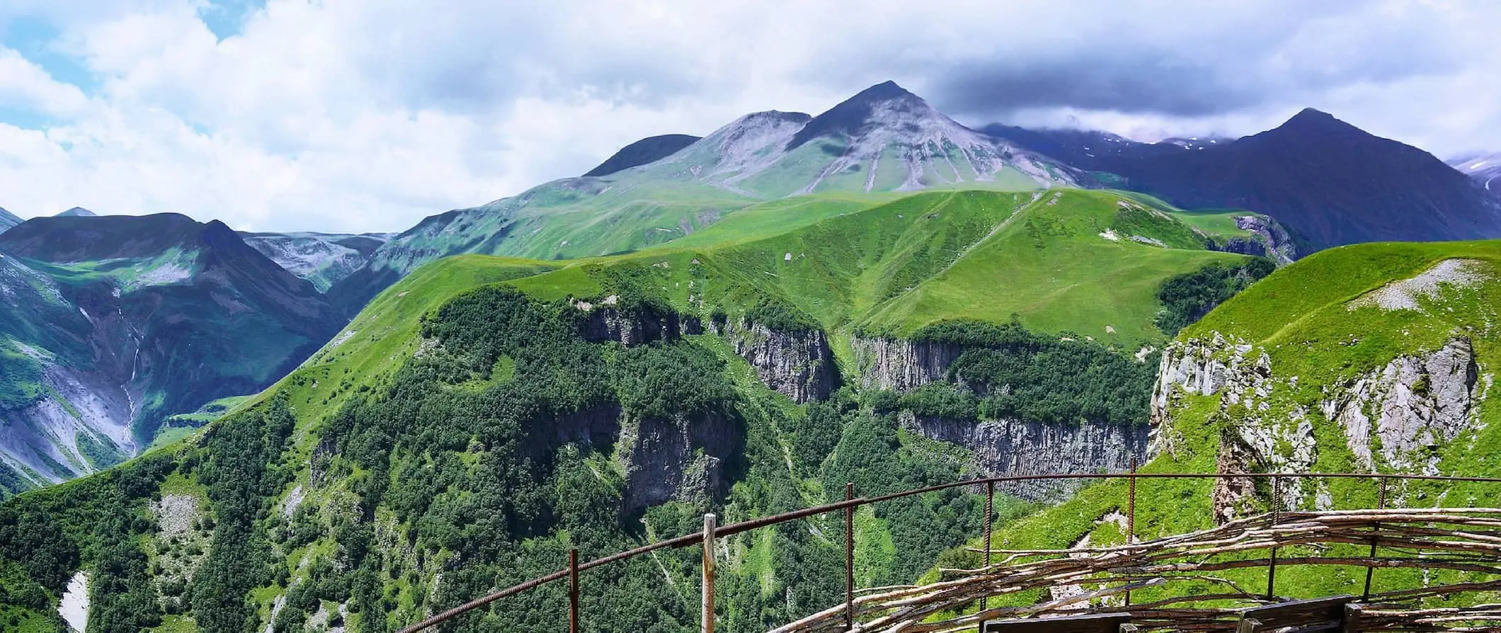 Een zicht op de weelderige, groene bergen in het noorden van Georgië, gezien vanuit een schilderachtig gezichtspunt