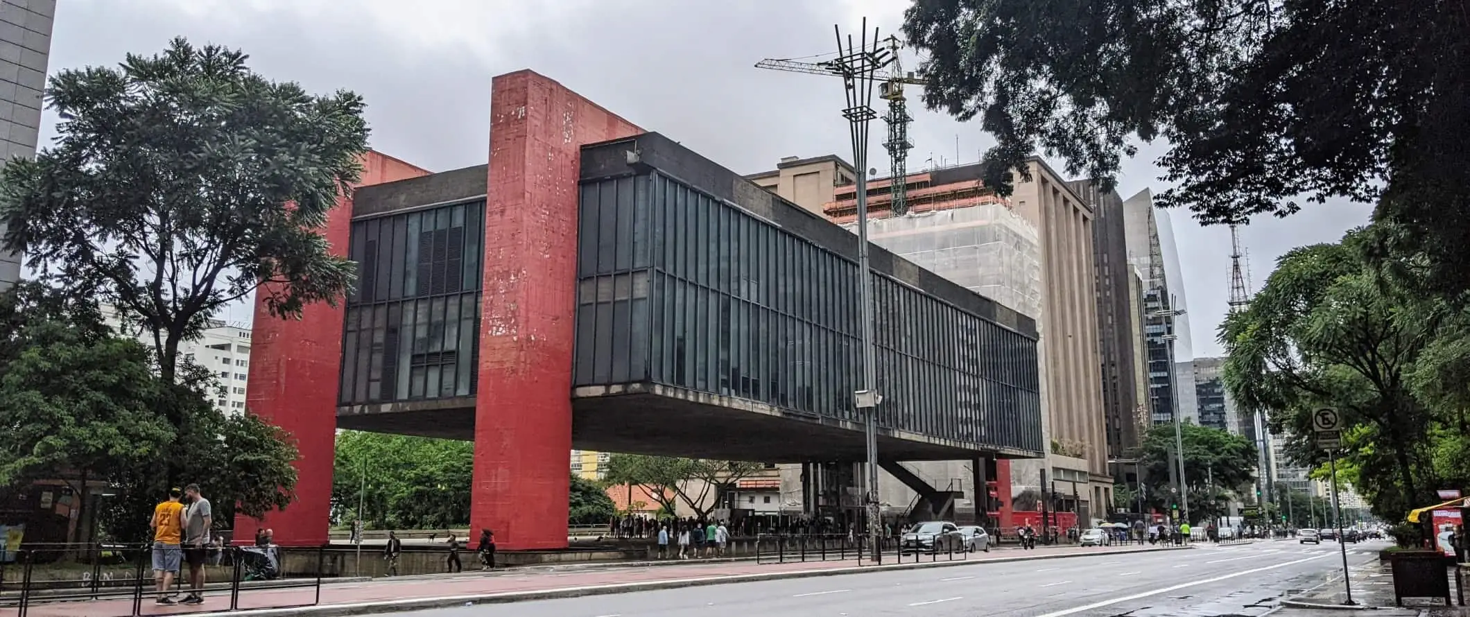 Recunoscutul MASP (Muzeul de Artă din São Paulo) cu structura sa ridicată din beton și stâlpii roșii, pe Paulista Ave din São Paulo, Brazilia