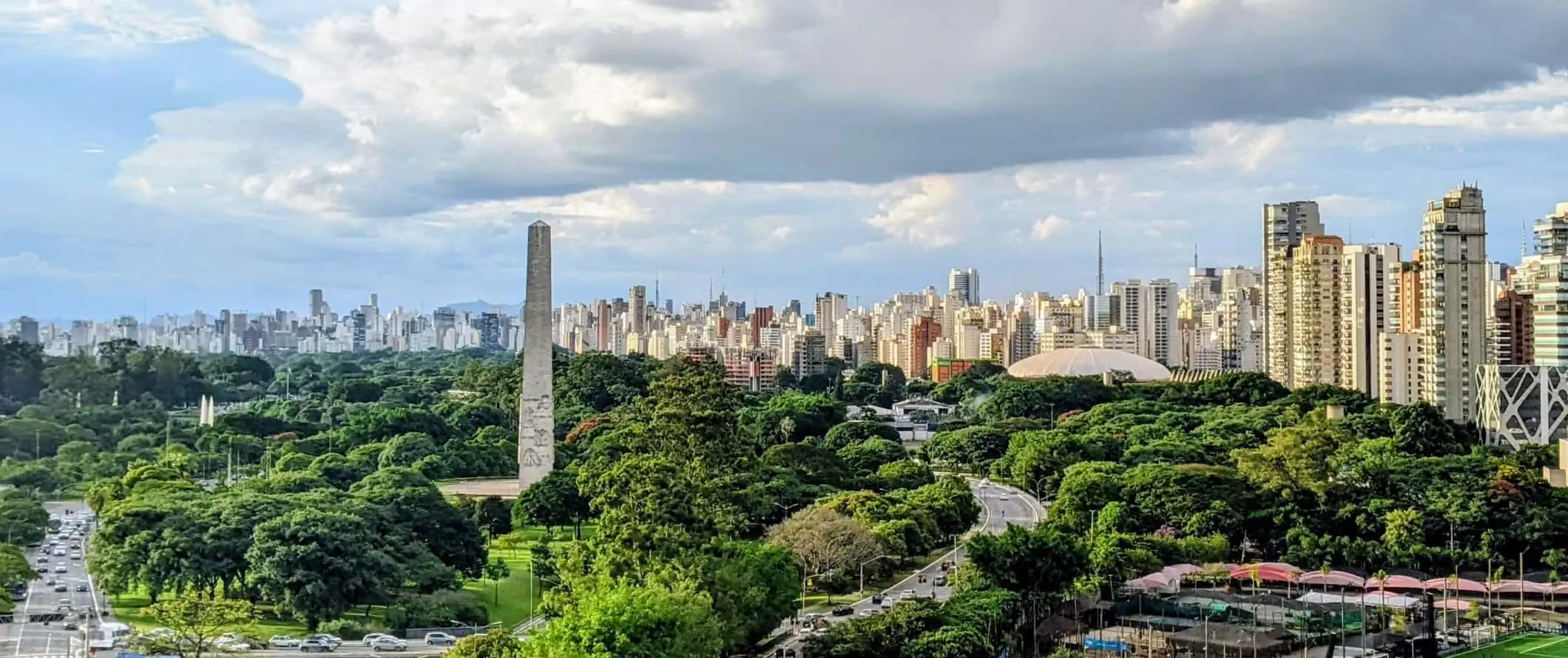 Panoráma mesta São Paulo s obeliskom a parkom Ibirapuera v popredí a mrakodrapmi mesta v pozadí