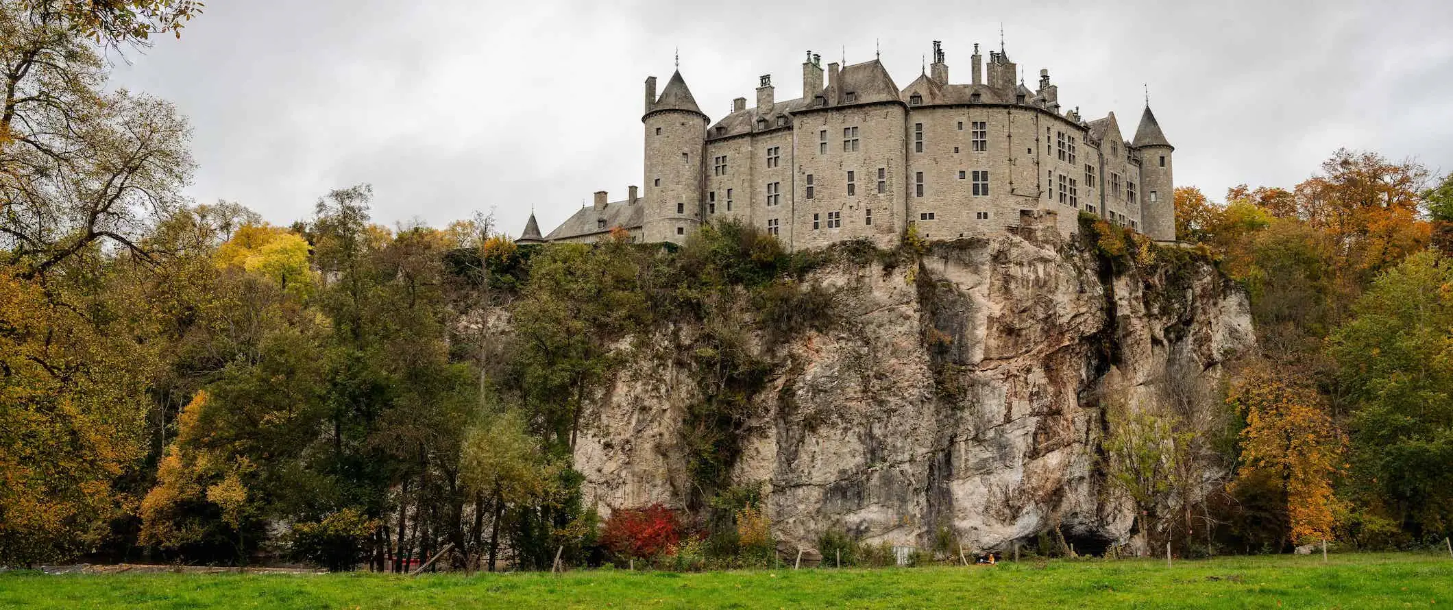 Die imposante Steinburg Walzin, hoch oben auf einem Hügel in Belgien gelegen