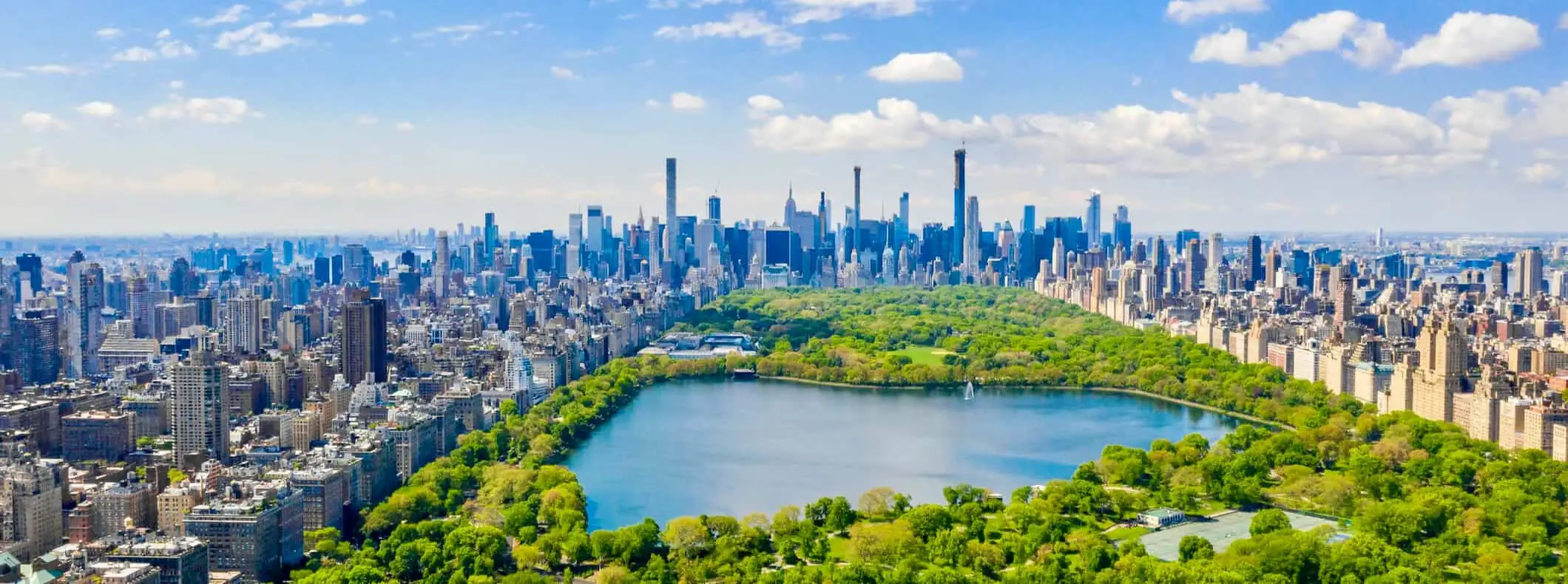 Memandang ke Central Park di New York City, Amerika Syarikat pada hari yang cerah dan cerah