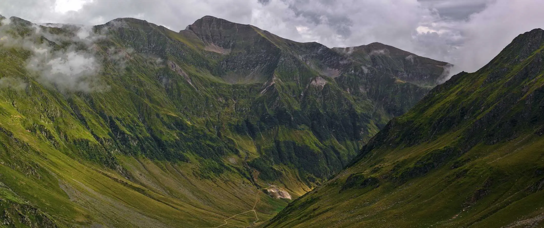 De dramatische groene toppen van het Faragas-gebergte in Roemenië.