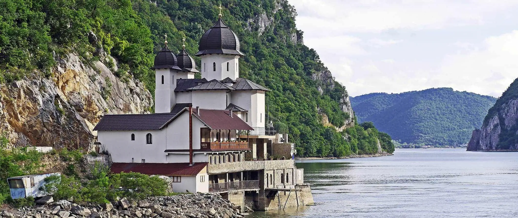 Romanya'da bir gölde bir manastır