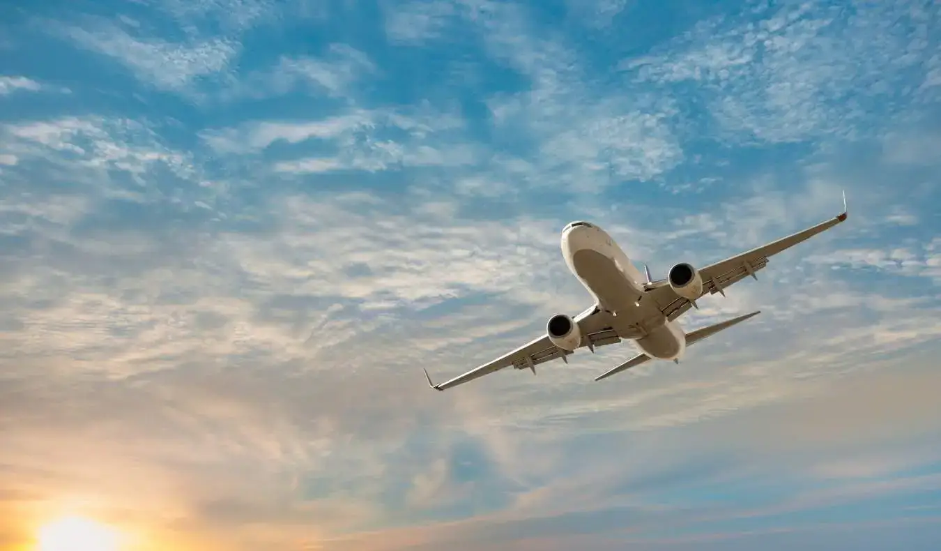 Un avión volando a través de un cielo nublado