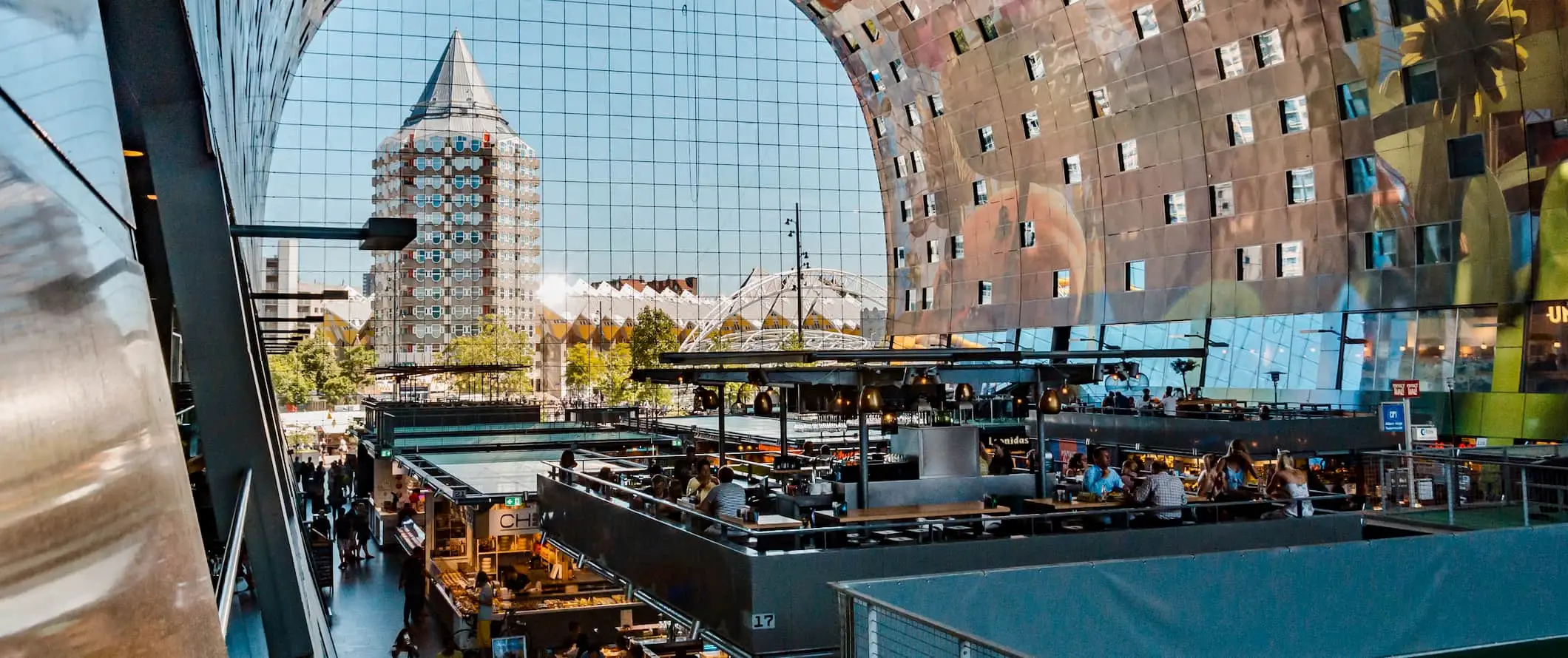 Interiøret af det populære Foodhallen spisested i Rotterdam, Holland