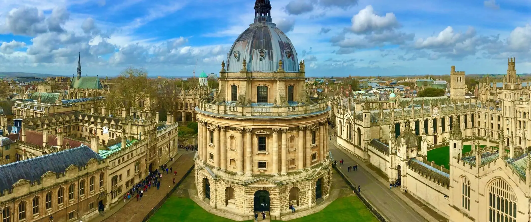 Vy över den cirkulära Radcliffe Camera-byggnaden vid University of Oxford i staden Oxford, England