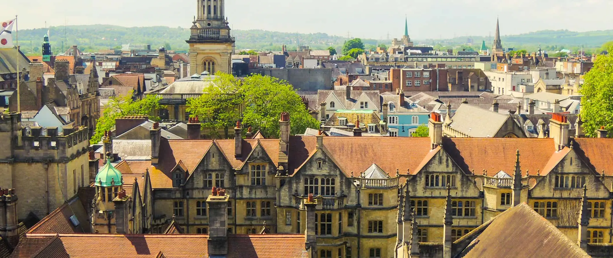 Những tòa nhà cổ kính ở Oxford, Vương quốc Anh vào một ngày nắng với những ngọn đồi nhấp nhô phía xa