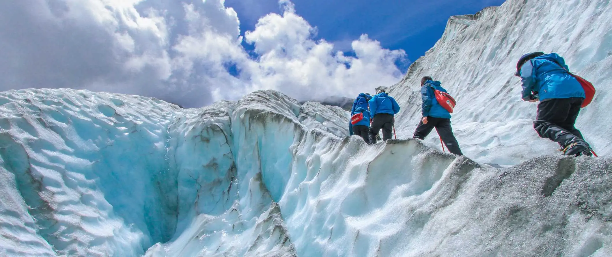 Pessoas subindo a geleira Franz Josef, na Nova Zelândia.