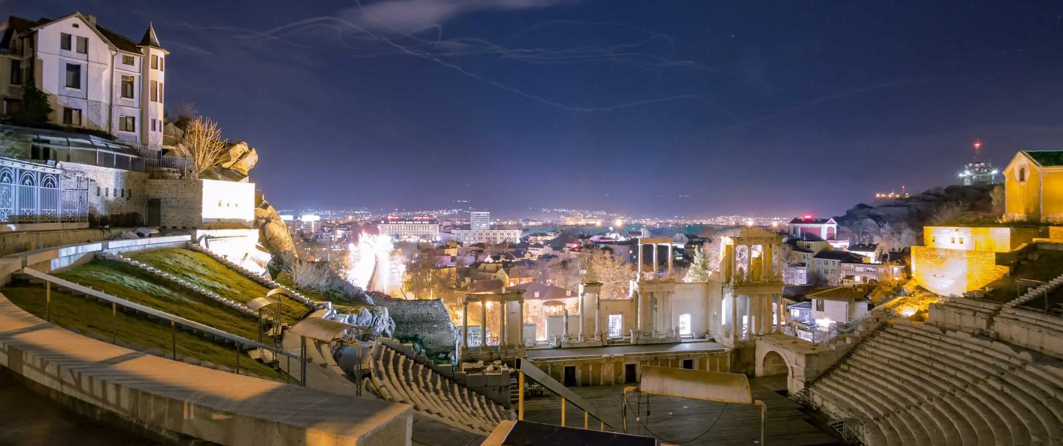 Antico anfiteatro romano di notte a Plovdiv, Bulgaria