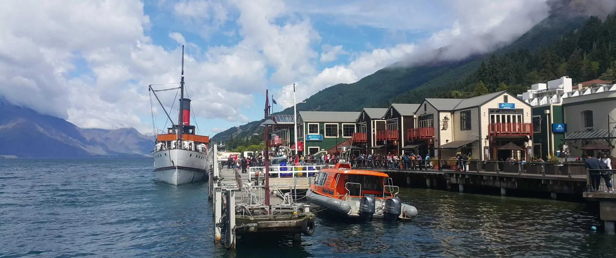 Færger og andre både i havnen i Queenstown, New Zealand.